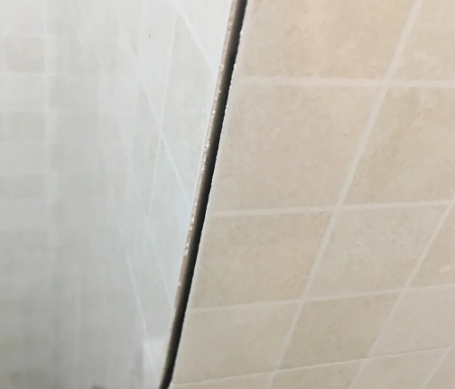 顺城瓷砖空鼓维修公司分享阳台瓷砖脱落的修复过程可以分为以下几个步骤